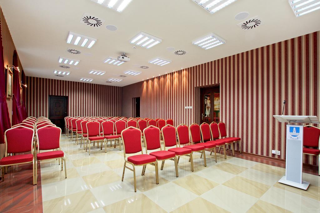 Palac Saturna Челадз Екстериор снимка