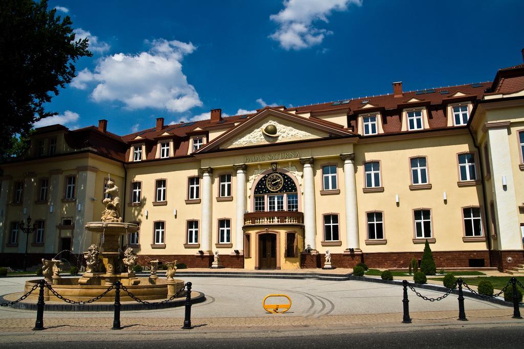 Palac Saturna Челадз Екстериор снимка