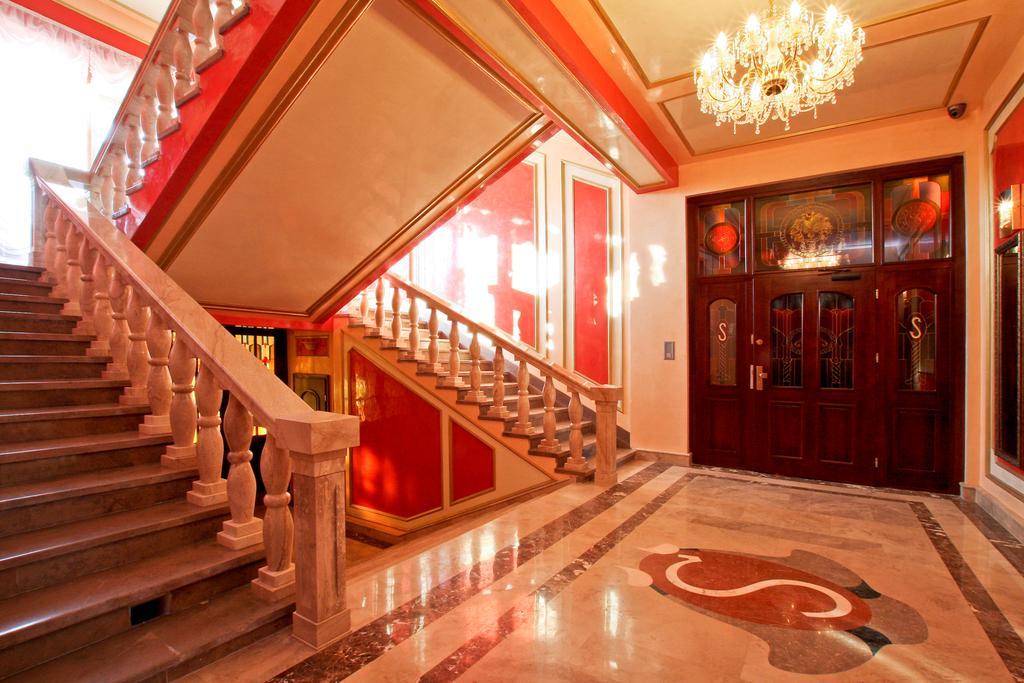 Palac Saturna Челадз Екстериор снимка
